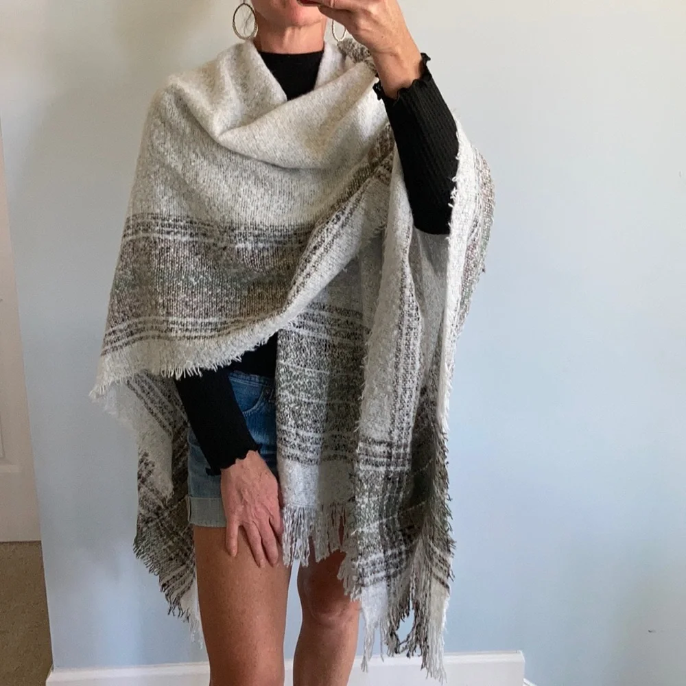 Gorgeous Fringed Shawl/Cape - Picture 1 of 8